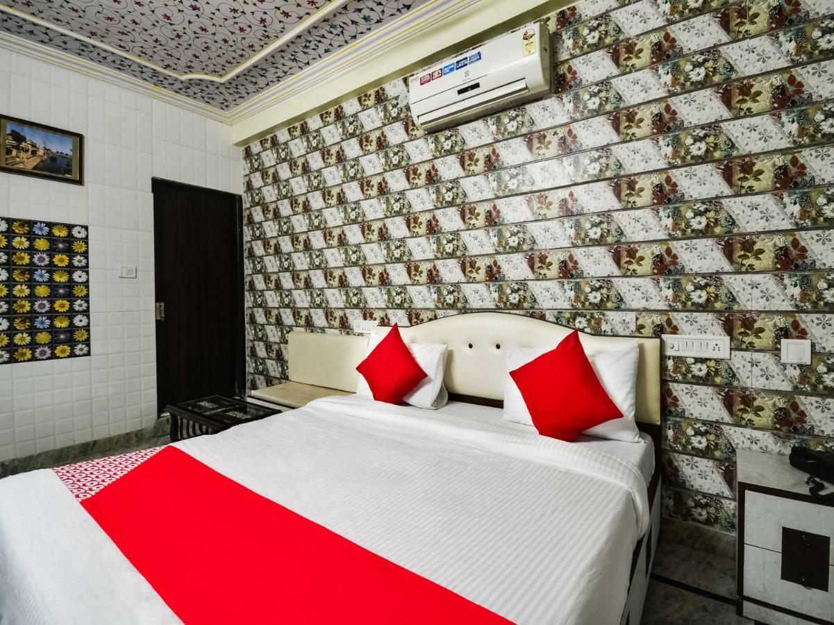 โอโย 48665 เกสร พาเลซ Hotel Amer ภายนอก รูปภาพ